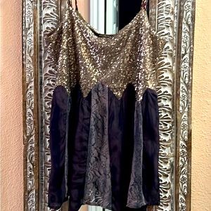 Sleeveless Blouse in Medium. Gimmicks By BKE.